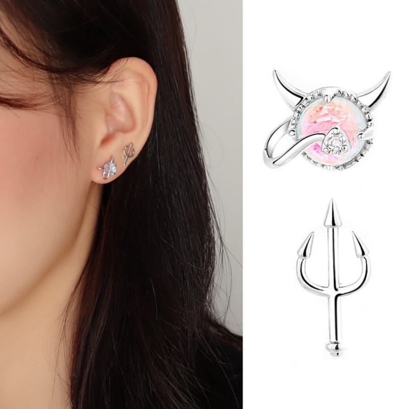 Moonlit Devil Horn Ring